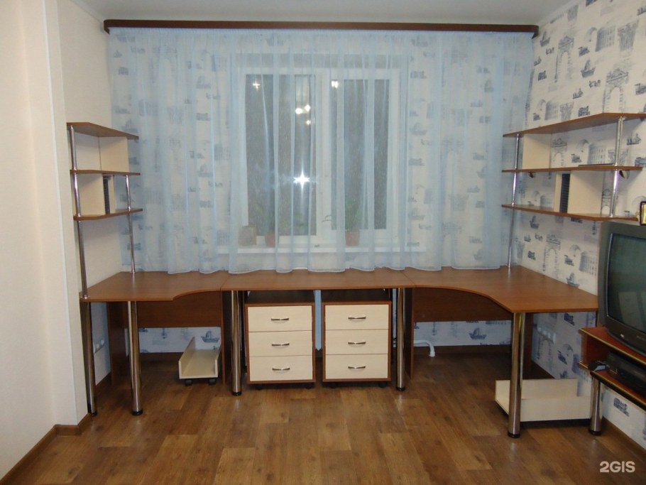 Письменный стол возле окна