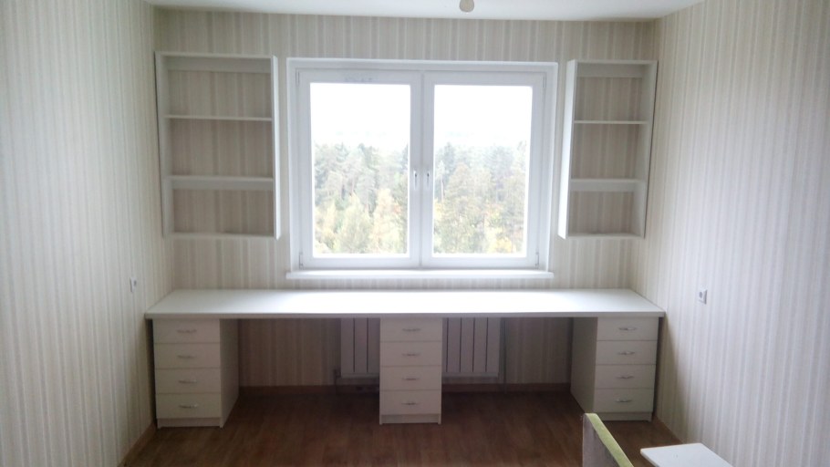 Стол для школьника вдоль окна