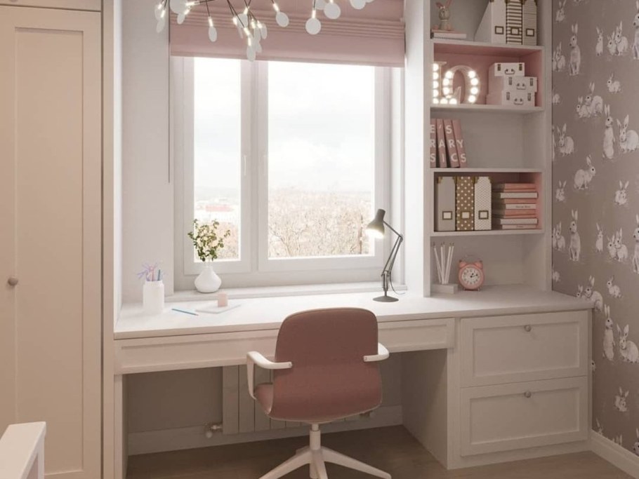 Письменный стол у окна со шкафами