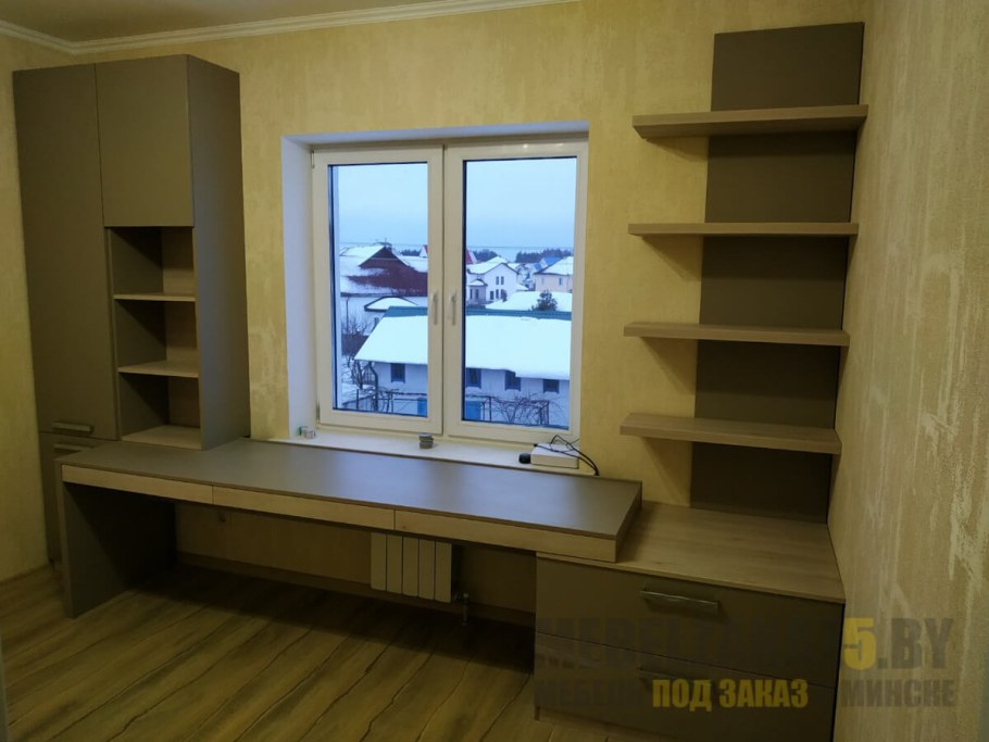 Стол у окна с полками