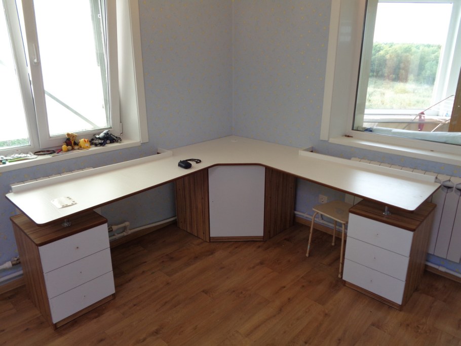 Угловой письменный стол для двоих детей