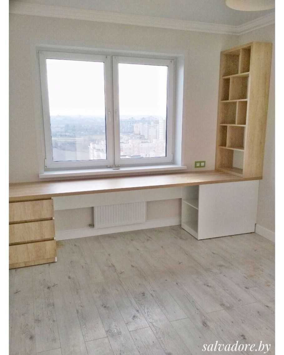 Письменный стол у окна