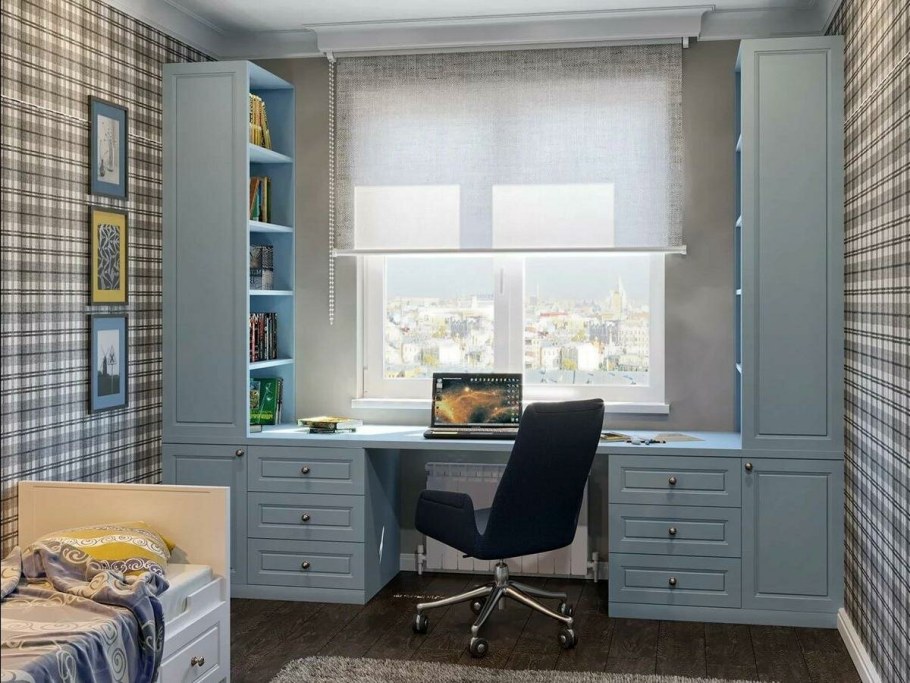 Письменный стол возле окна