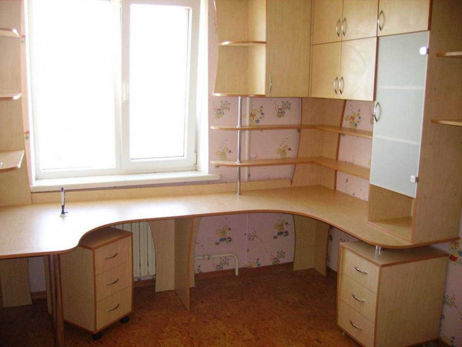 Угловой письменный стол для двоих детей