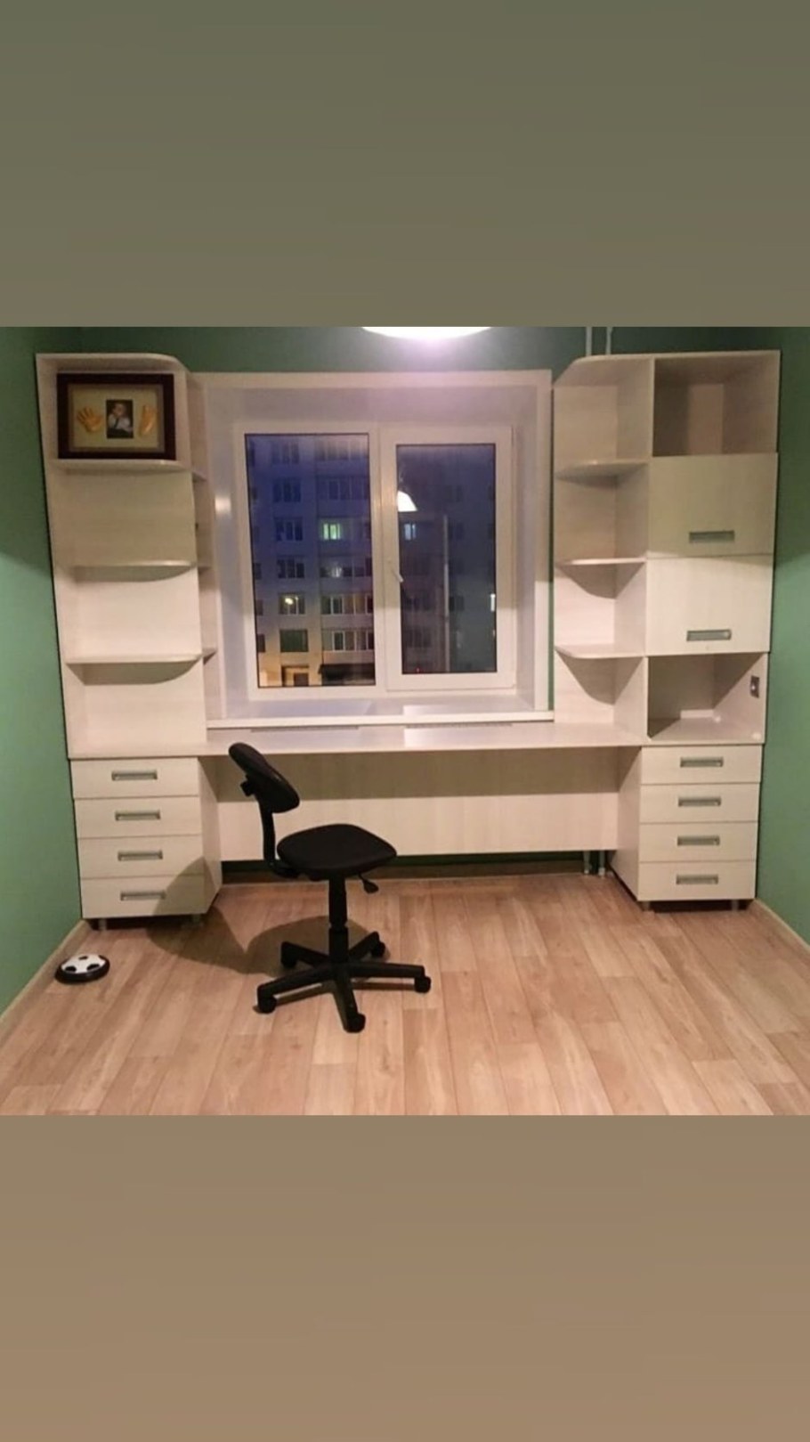 Шкаф у окна со столом