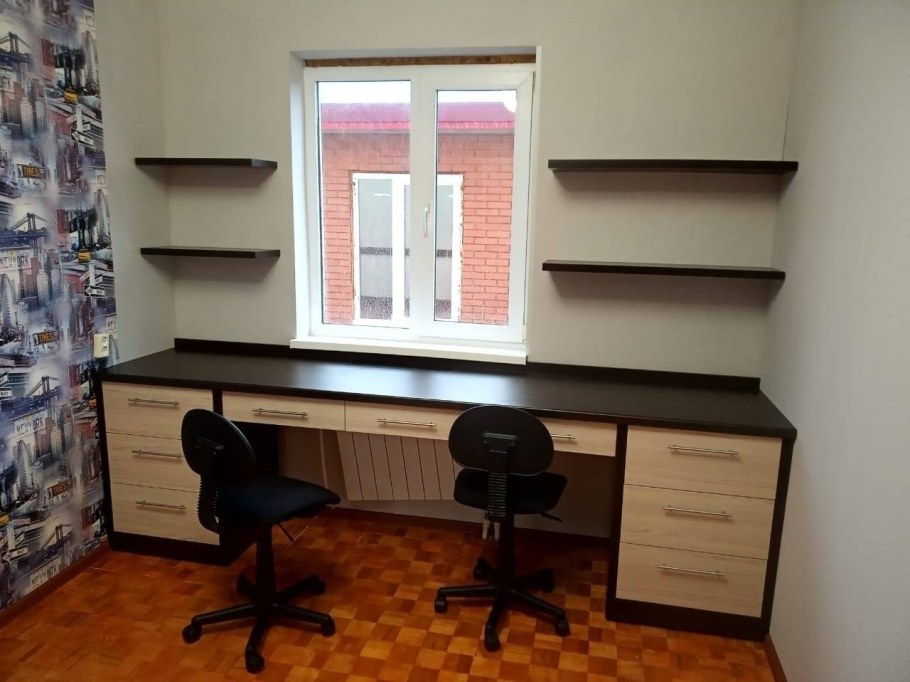 Письменный стол для двоих детей у окна