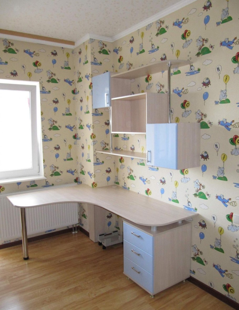 Детский стол у окна