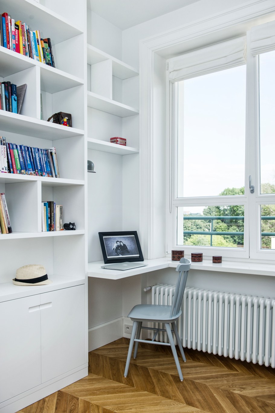 Стол у окна с полками