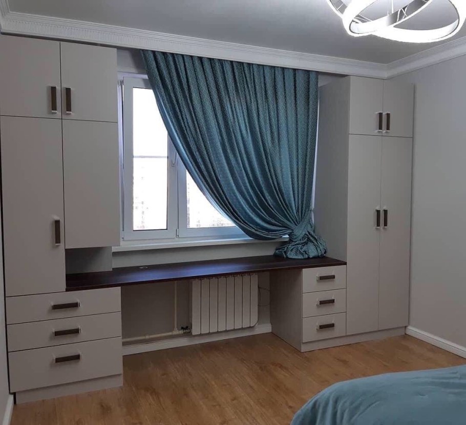 Встроенные шкафы вокруг окна