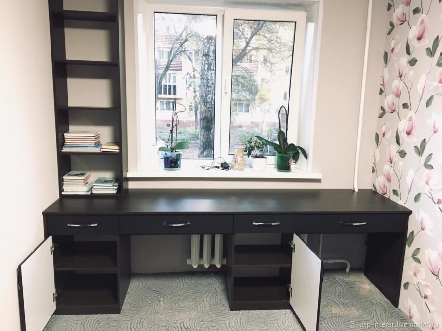 Компьютерный стол у окна