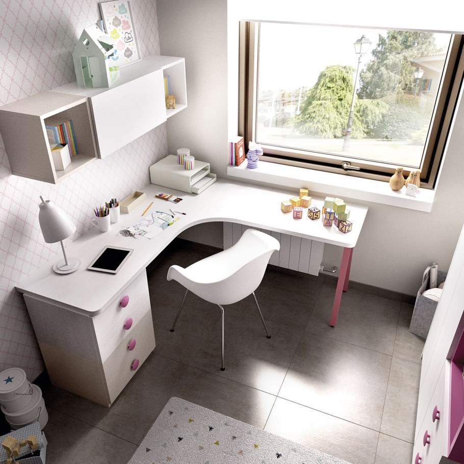 Угловой стол в детскую комнату