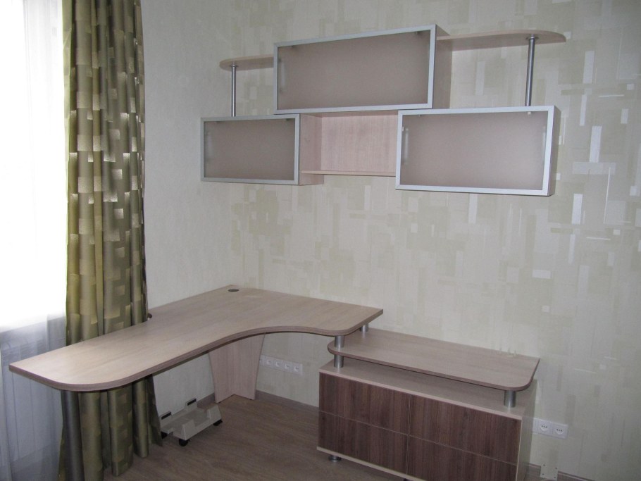 Полка над столом для школьника