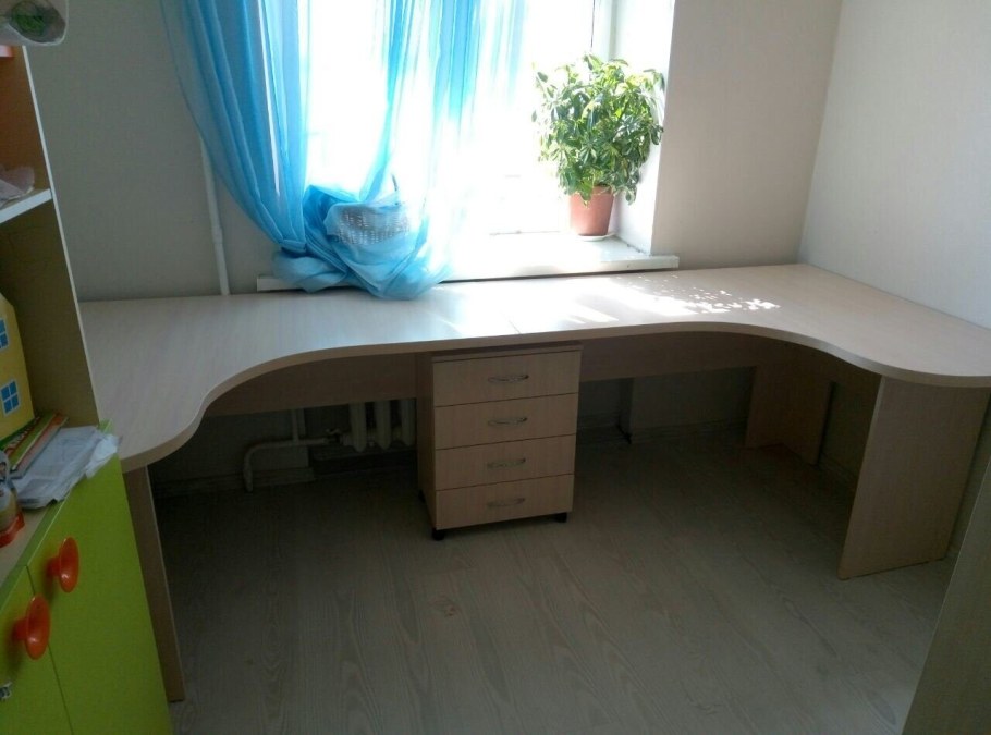 Стол для двоих детей вдоль окна