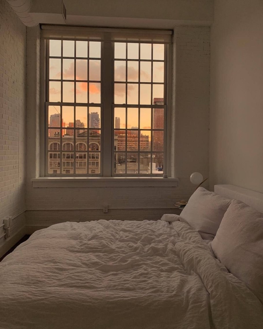 Кровать возле окна