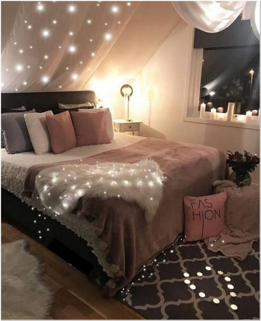 Уютная красивая кровать