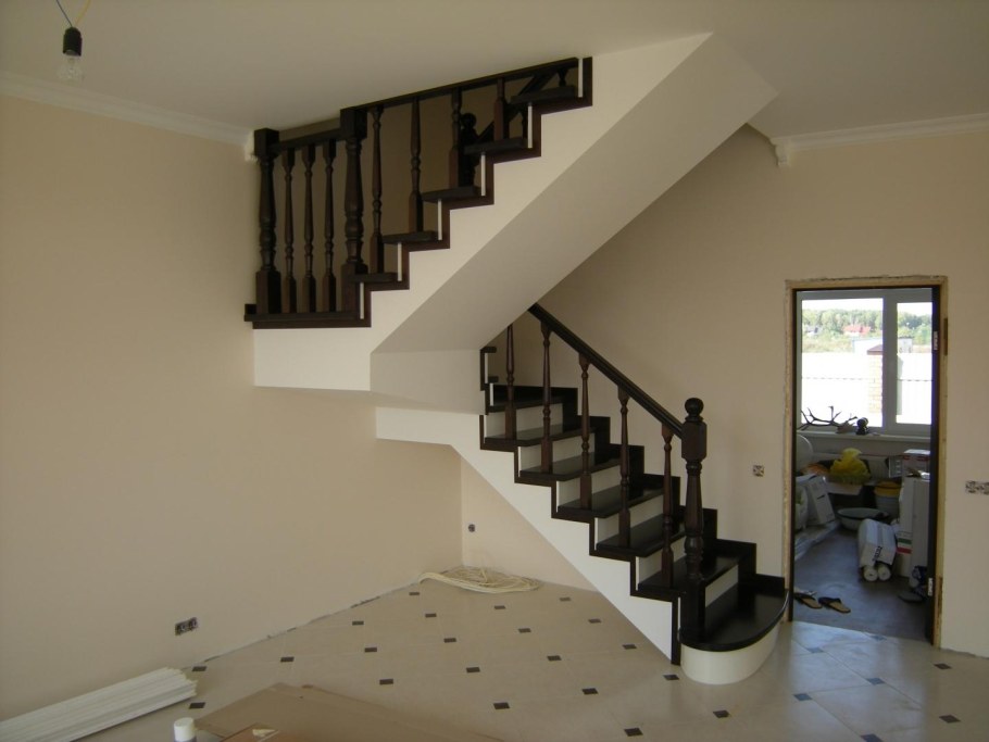 Двухмаршевая лестница на 2 этаж в частном доме