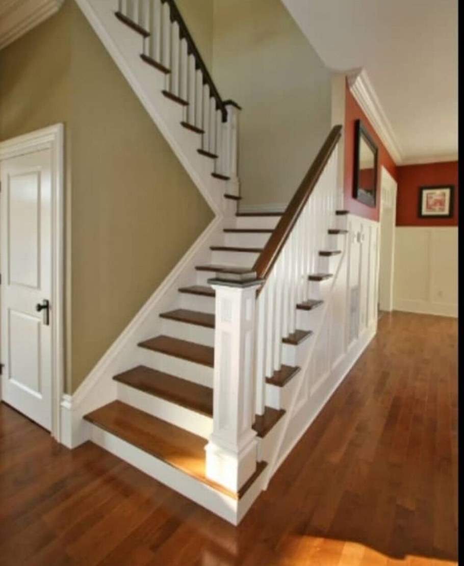 Двухмаршевая лестница на второй этаж в частном доме