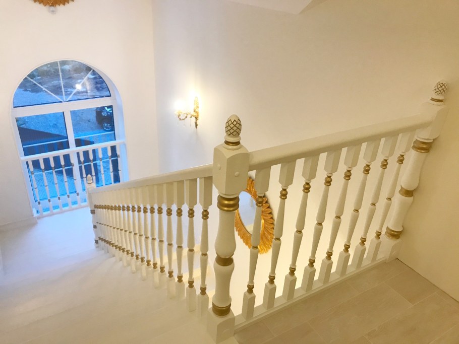 Двухмаршевая лестница с площадкой с балясинами фото