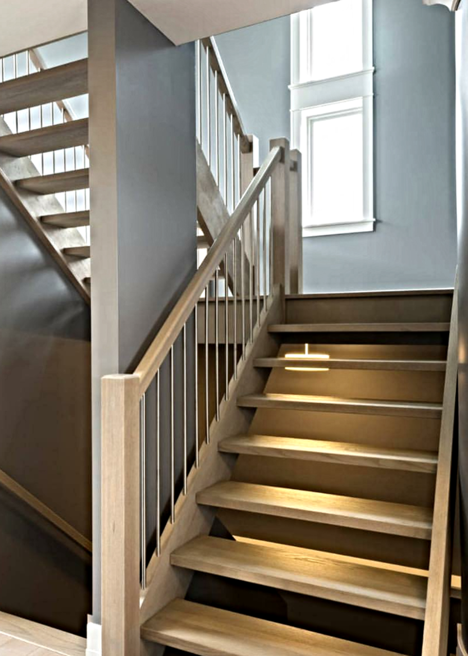 Двухмаршевая лестница на тетивах