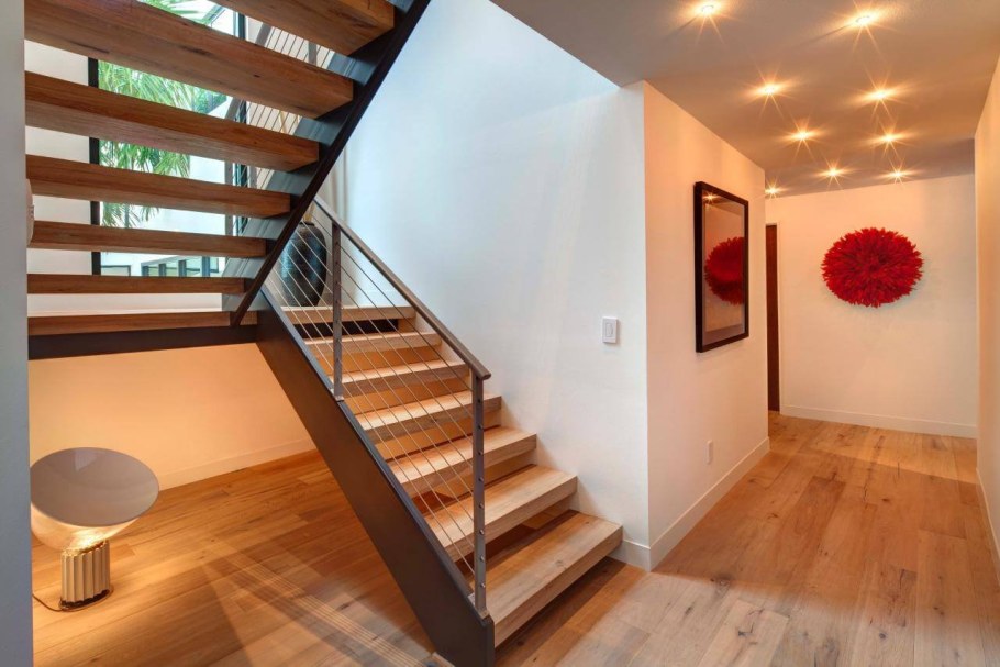 Двухмаршевая лестница на 2 этаж в частном доме