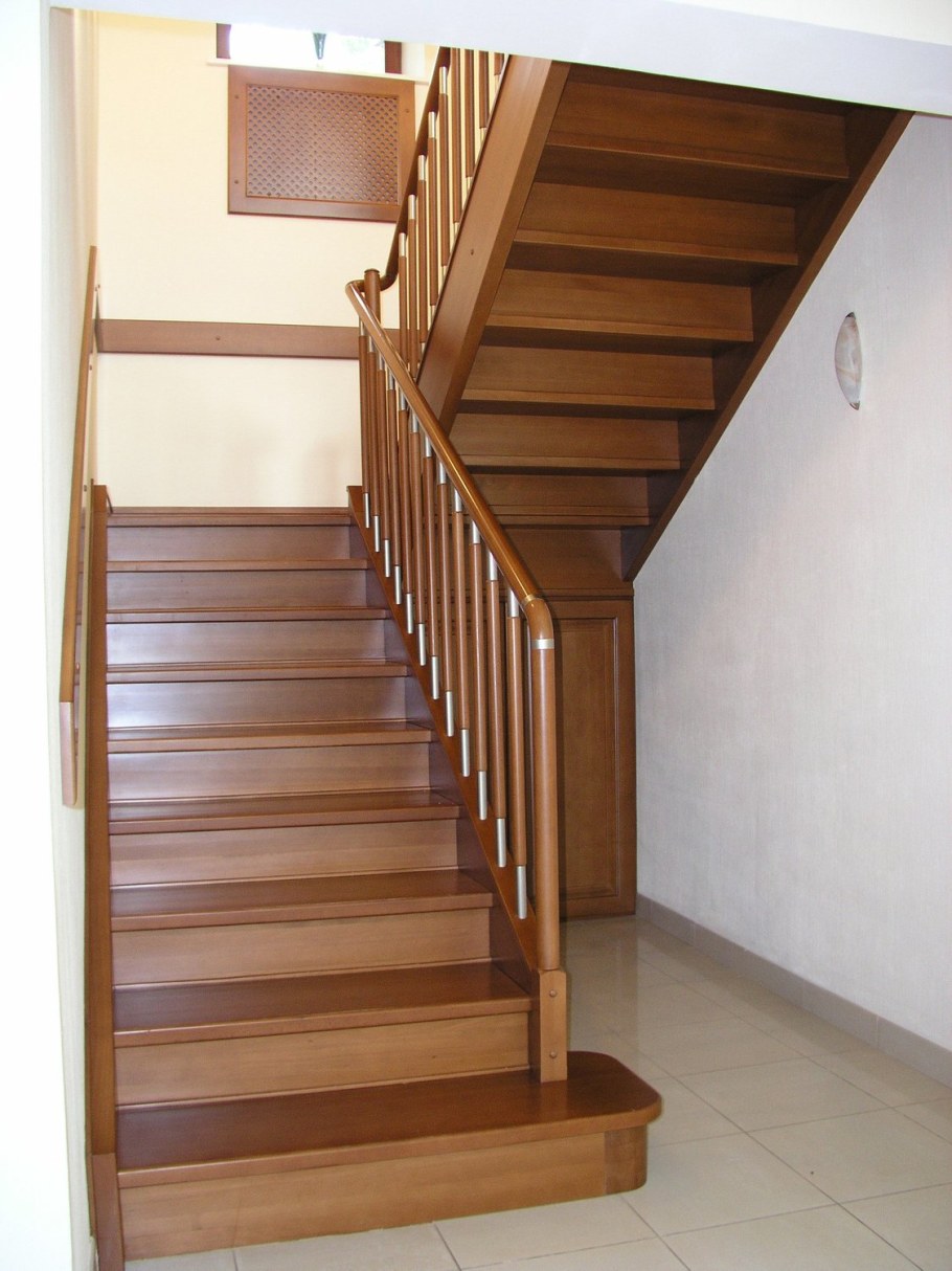 Лестница на второй этаж деревянная двухмаршевая