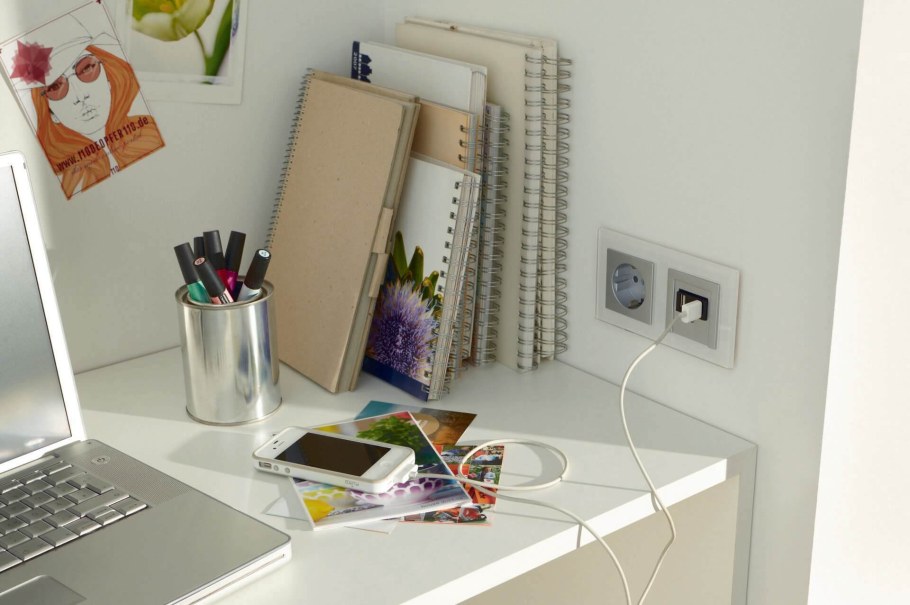 Розетки над рабочим столом