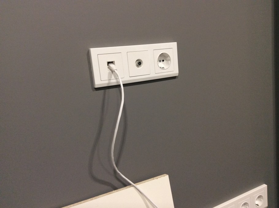 Розетка для вывода интернетного кабеля