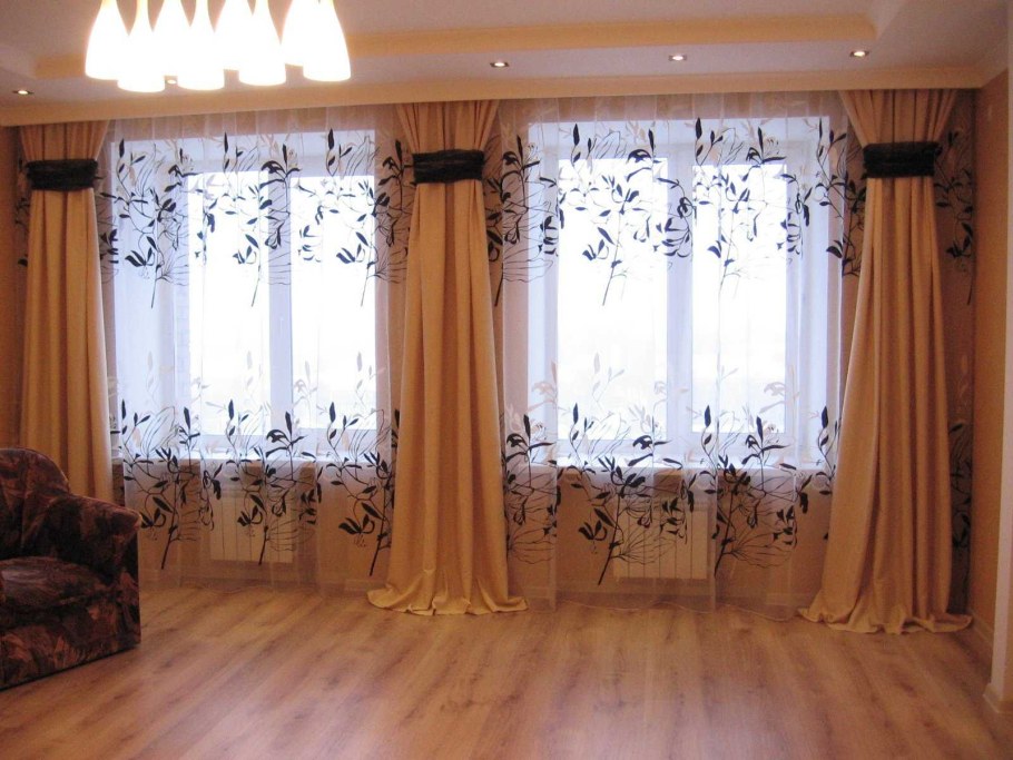 Шторы в гостиной с двумя окнами
