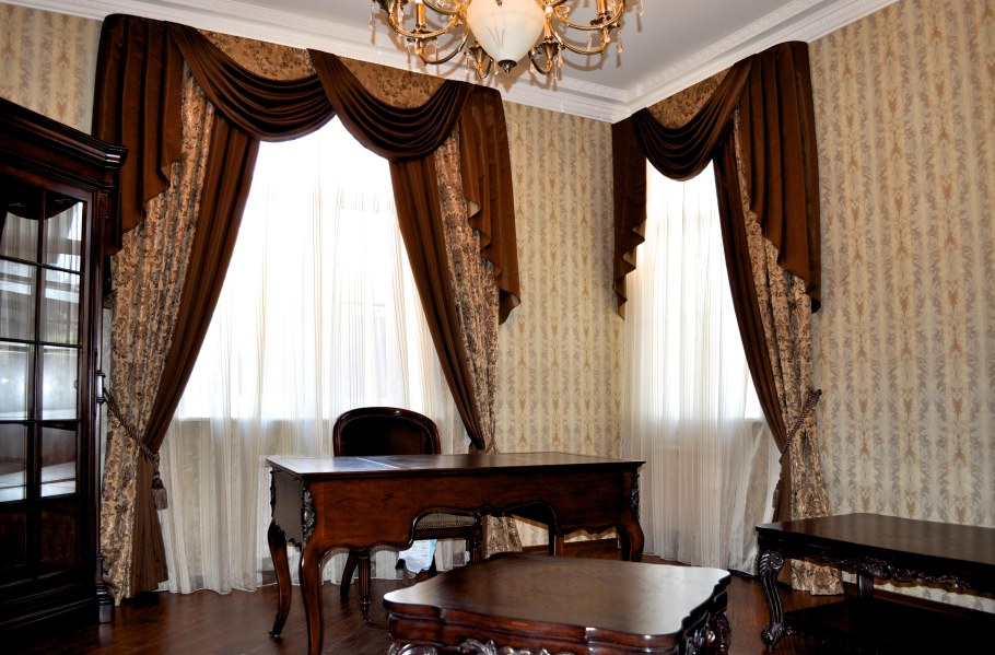 Шторы в гостиной с двумя окнами