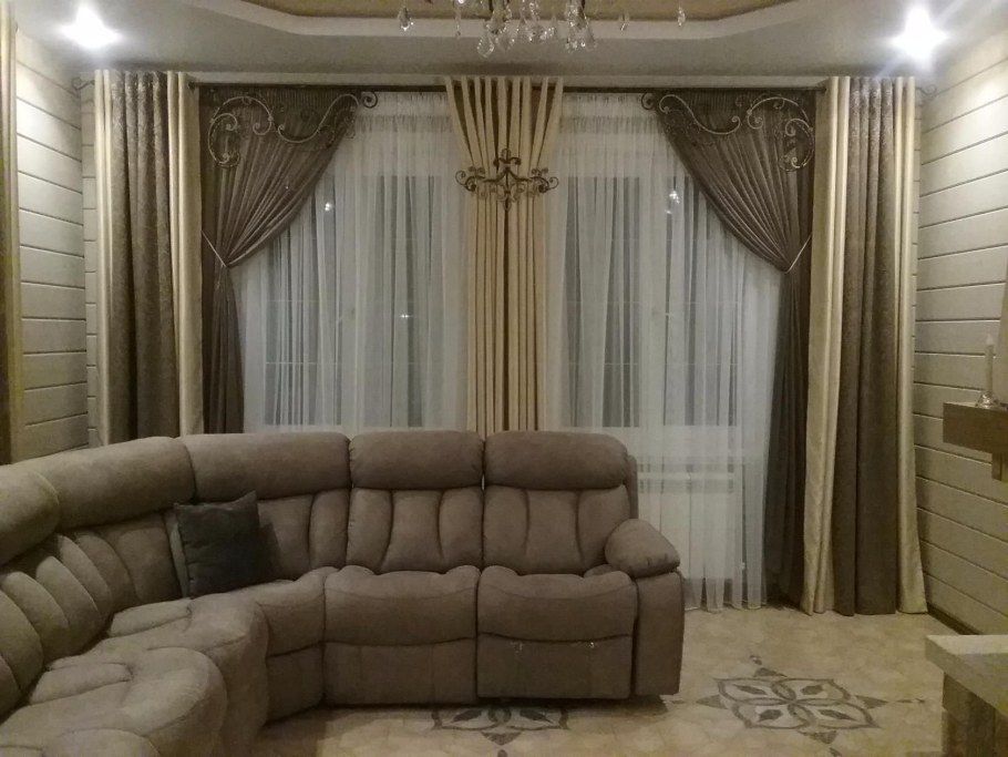 Шторы на два окна в зал современном стиле