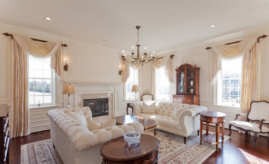 Гостиная с тремя окнами