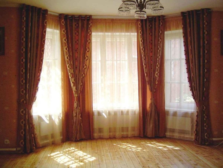Шторы на эркерное окно в гостиной