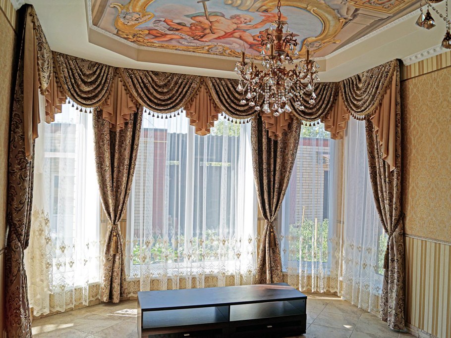 Шторы на эркерное окно с ламбрекеном