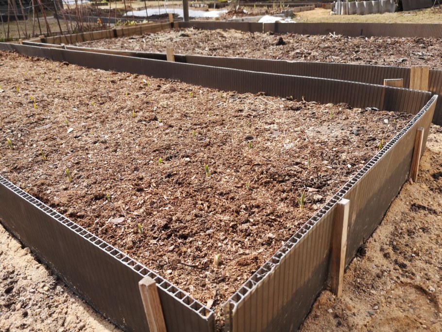 Грядки на заборе