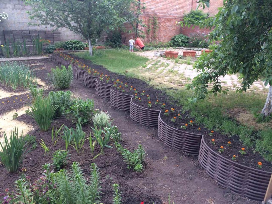 Плетеные клумбы