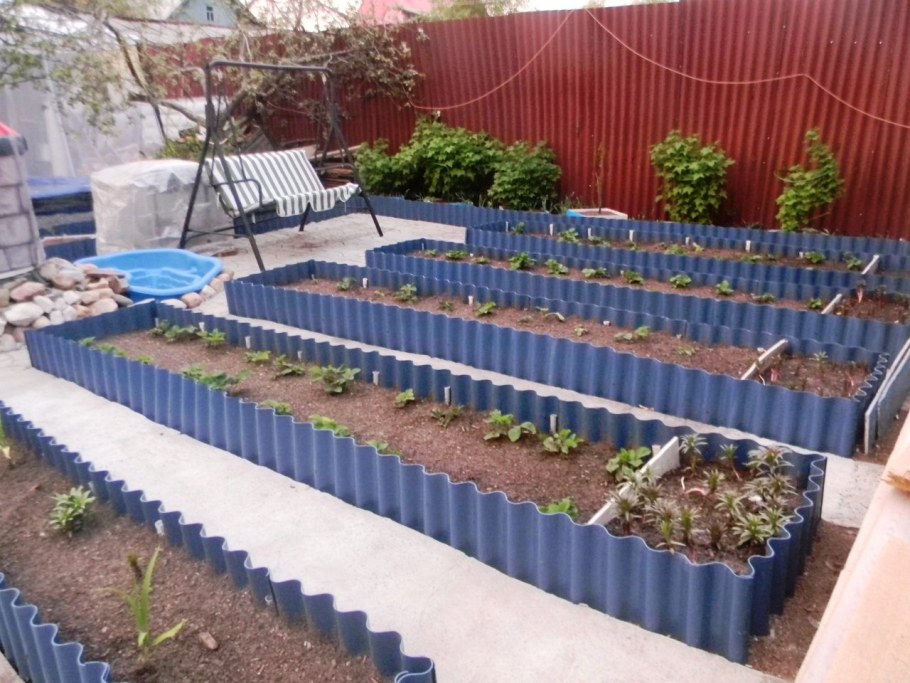 Клумба из шифера