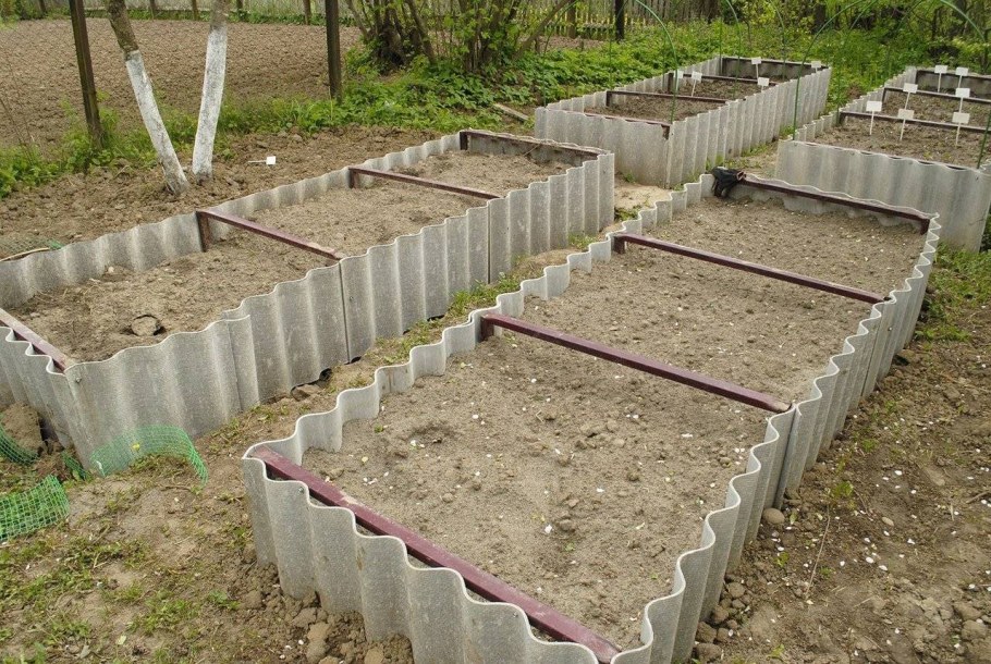 Грядки огороженные шифером