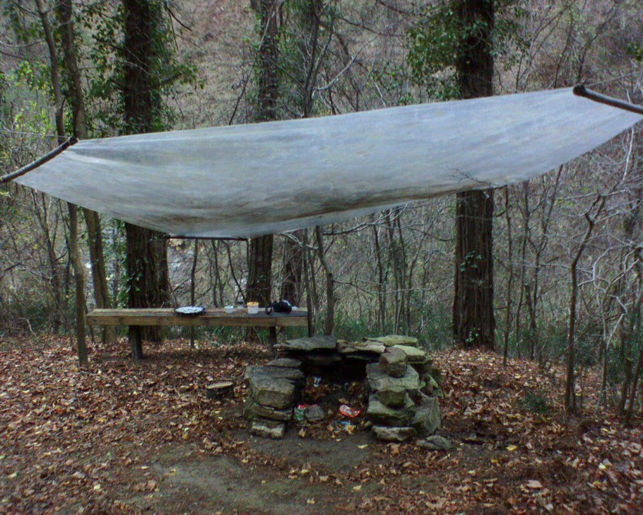 Тент в лесу