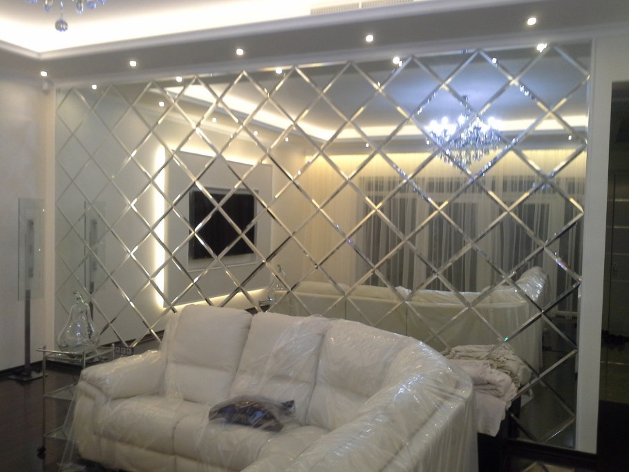 Зеркальное панно в интерьере гостиной