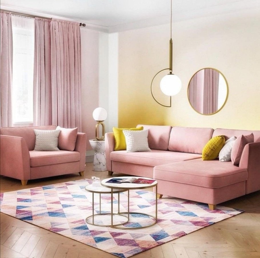 Гостиная с розовым диваном
