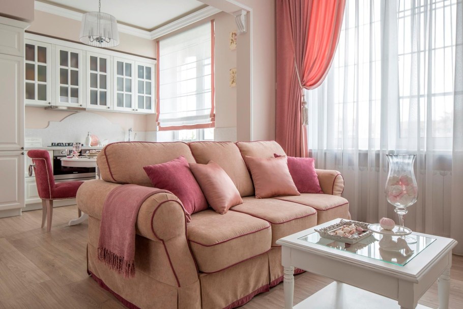 Пыльно розовый диван в интерьере