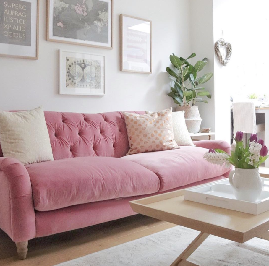 Гостиная с розовым диваном