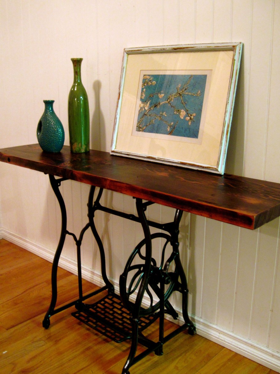 Столик из станины от швейной машинки Зингер