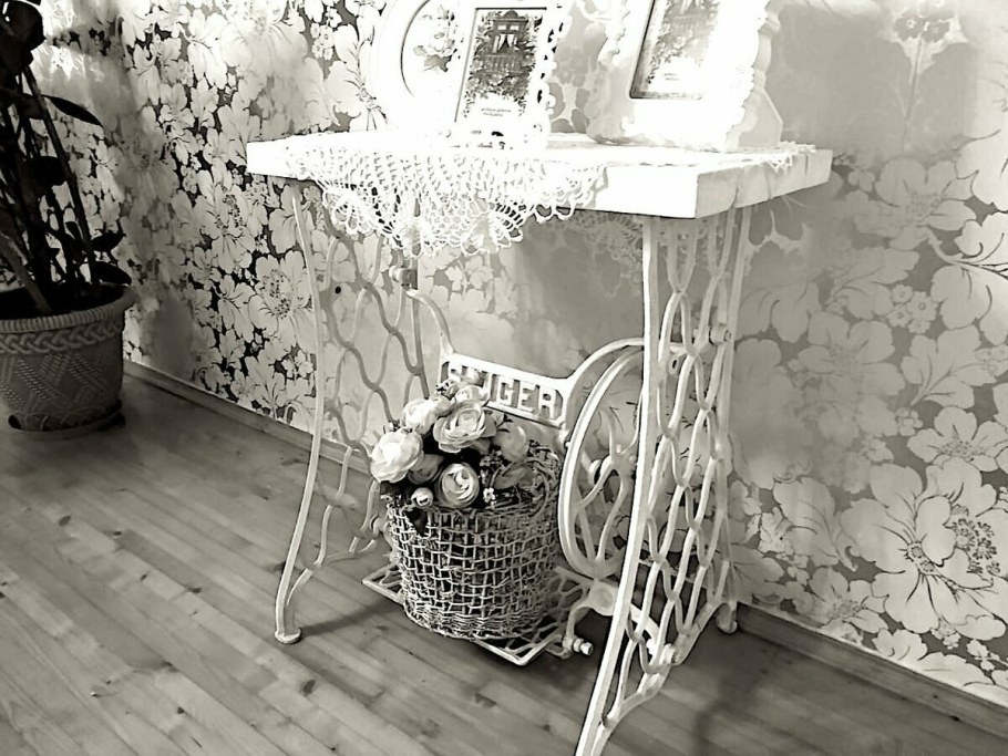 Станины от швейных машин в интерьере