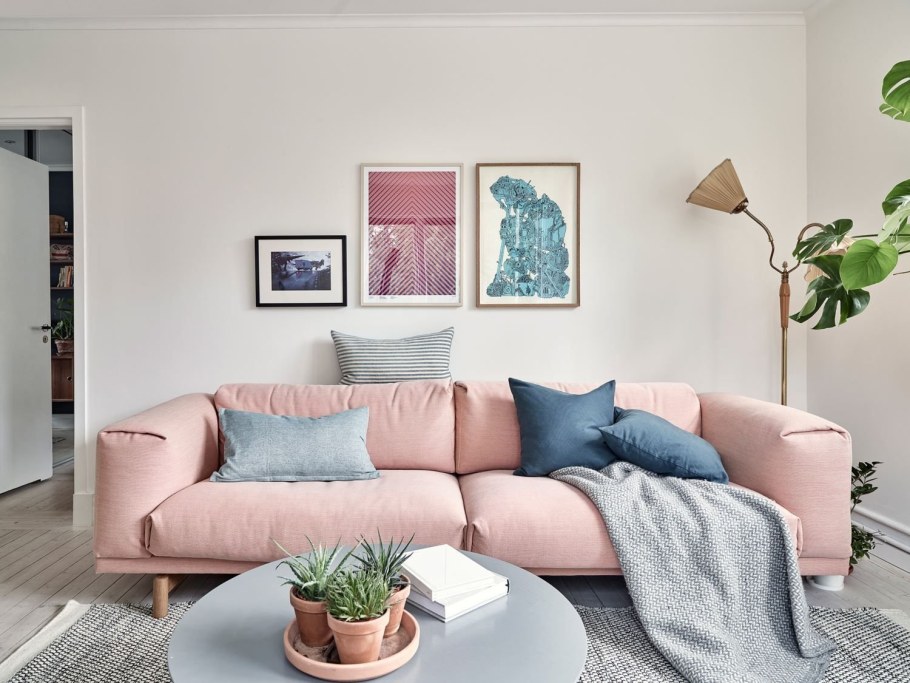 Розовый диван в интерьере