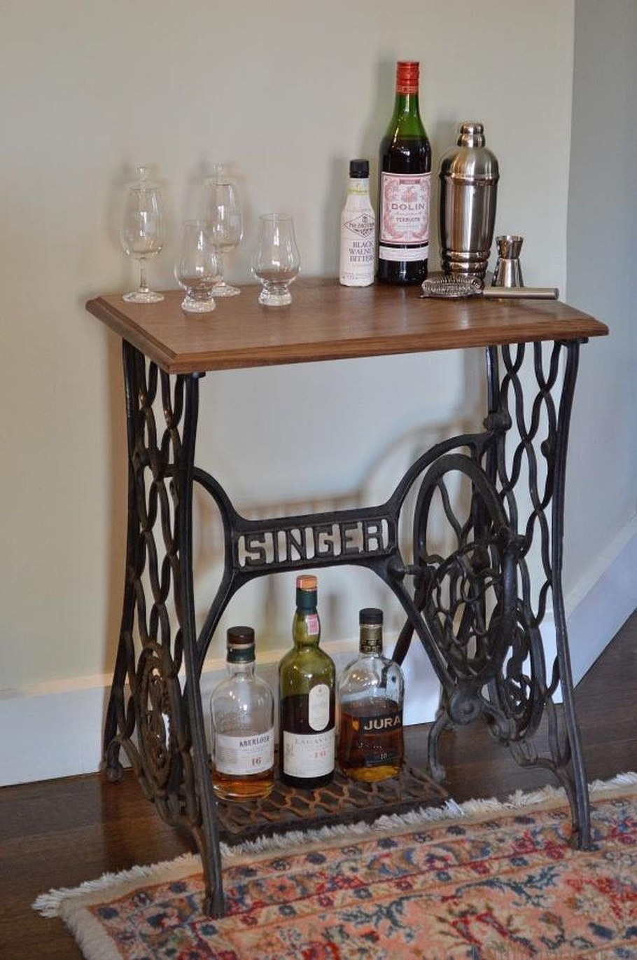 Стол из станины швейной машинки Зингер