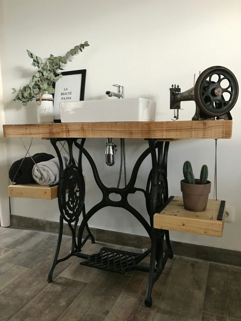 Туалетный столик из станины от швейной машинки Зингер