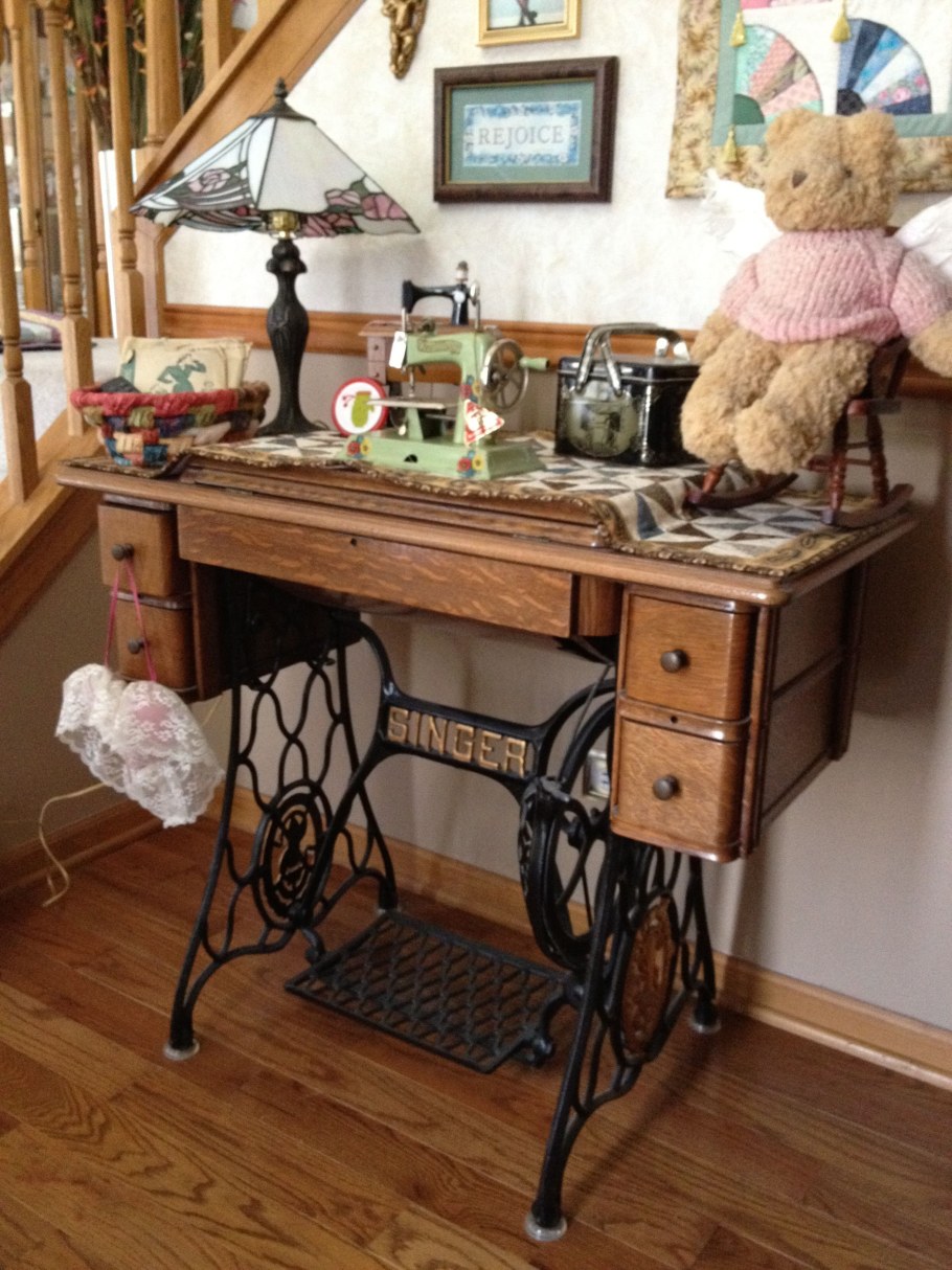 Швейная машинка Зингер в интерьере
