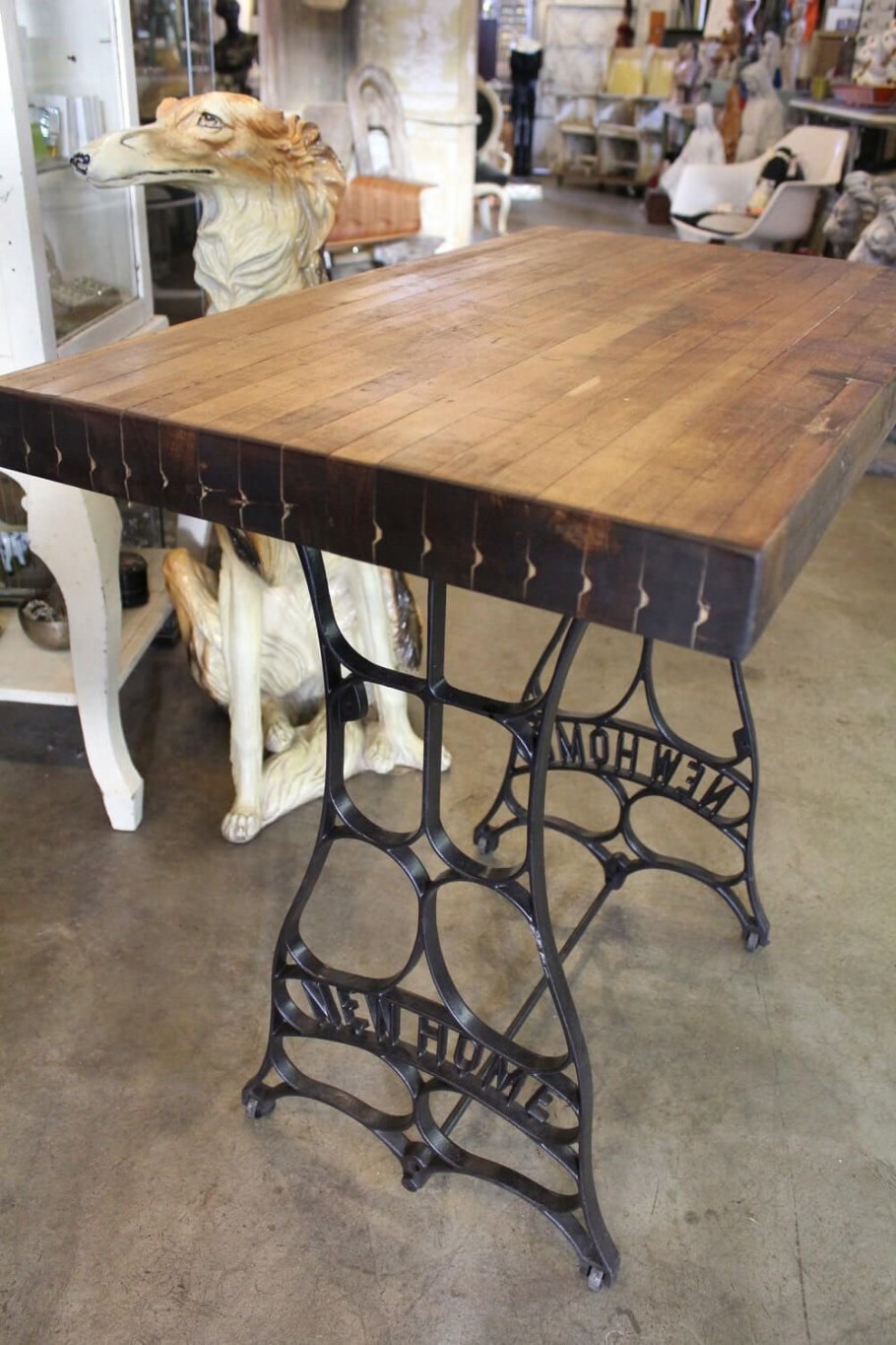 Столик из станины от швейной машинки Зингер в интерьере