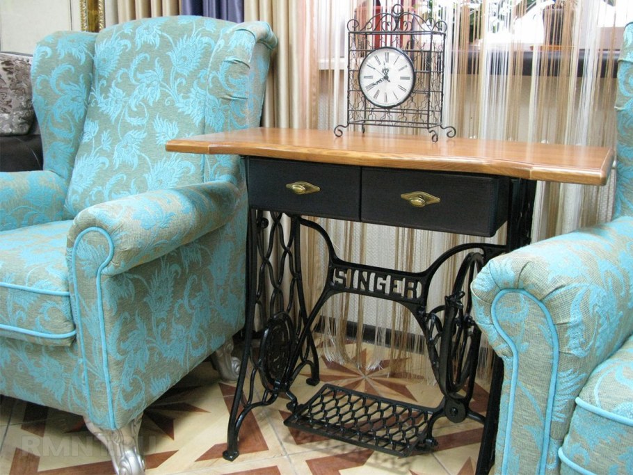 Стол из швейной машинки Зингер в интерьере